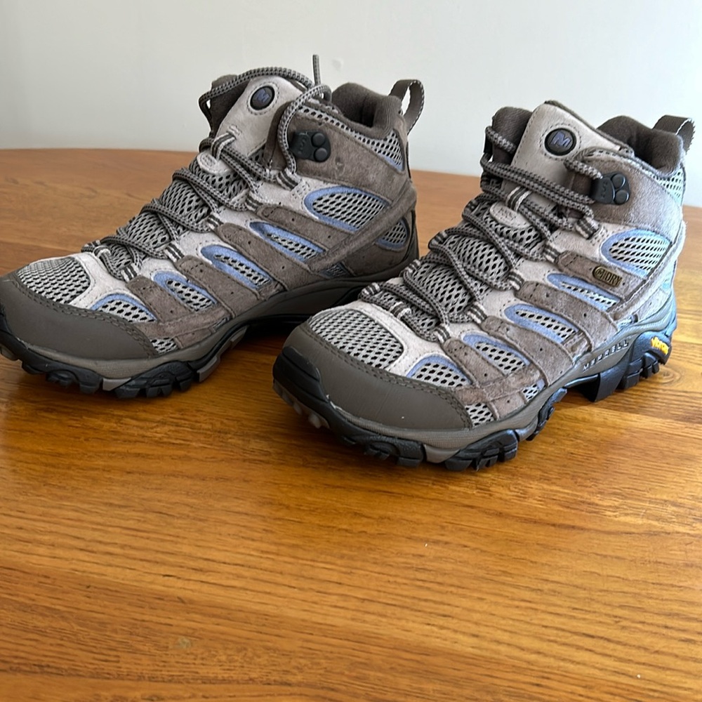 Merrell women’s hiking boots size 6